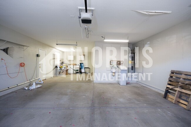 Building Photo - 1553 E Alba Dr
