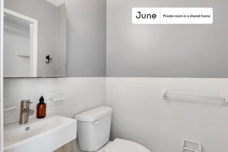 Building Photo - Room in Shared 3 bed/1 bath home