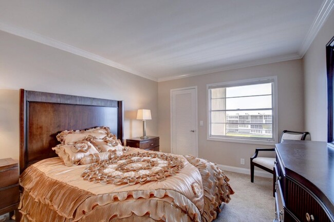 Building Photo - 4028 Newcastle B