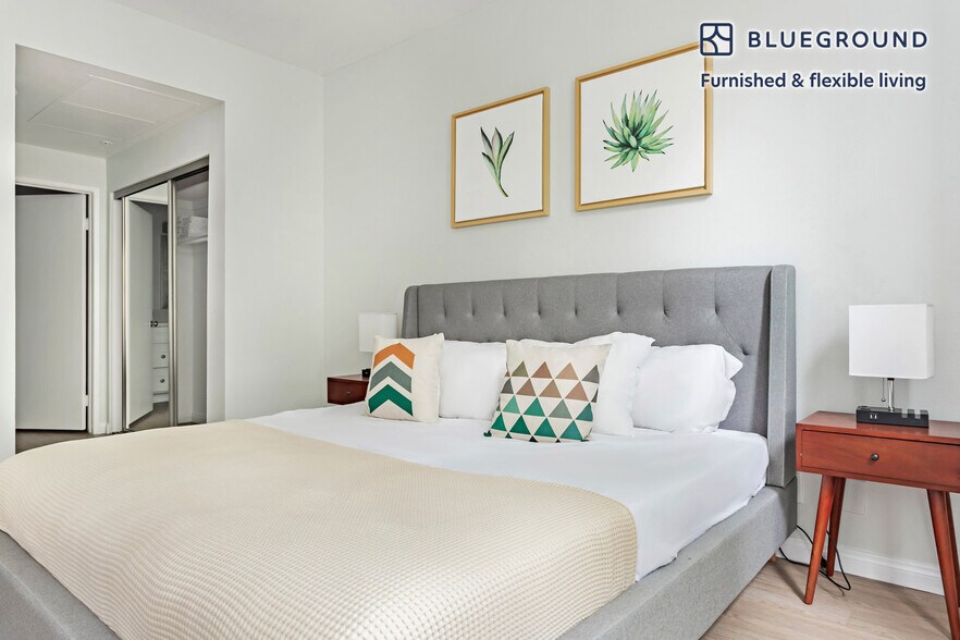Building Photo - 16070 W Sunset Blvd