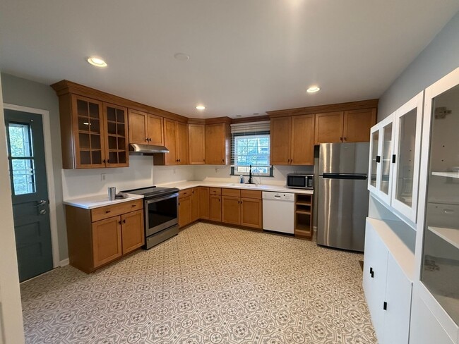 Building Photo - Fantastic Home Near Three Chopt and Patterson Available immediately!