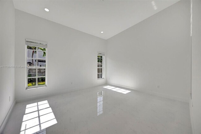 Building Photo - 6841 SW 71st Ave