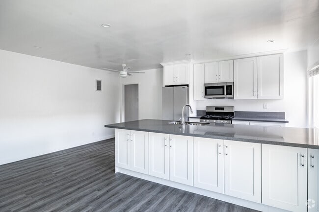 2BR, 2BA - 1,000SF - Kitchen & Dining Area - 4021 Stevely Ave