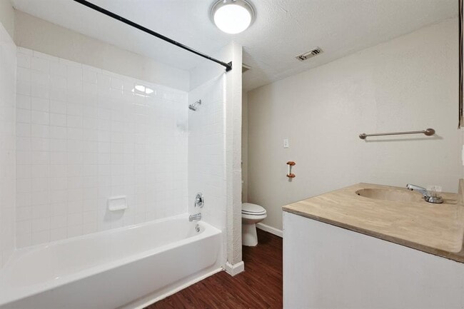 Building Photo - 1706 Riverview St