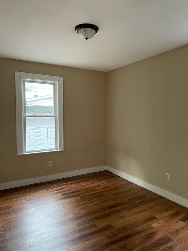 Building Photo - 22 Underwood St