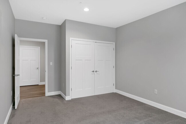 Building Photo - Stunning 1 Bedroom Luxury Apartment with T...