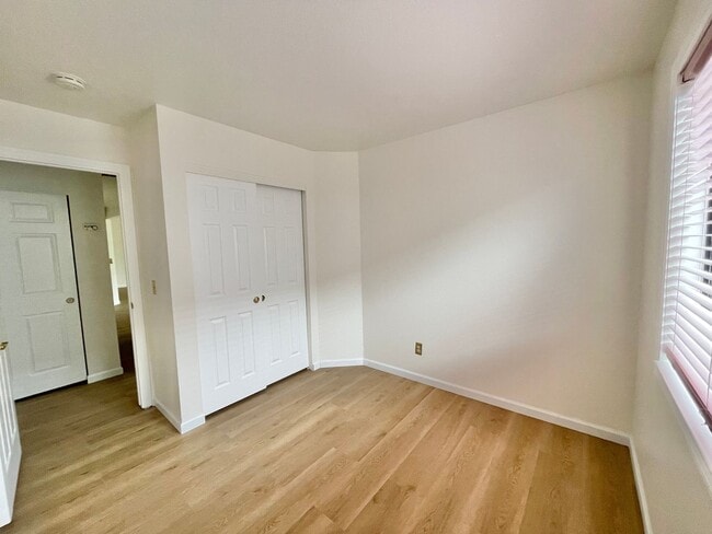 Building Photo - Welcome to this charming single-story home...