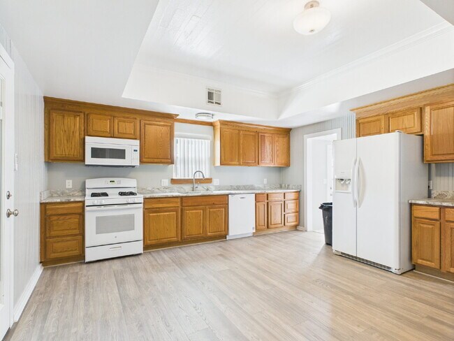 Building Photo - Gorgeous 4/3 in Quiet Neighborhood Utiliti...