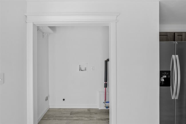 Building Photo - 423 W 3rd St