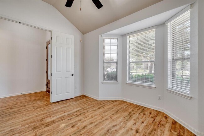 Building Photo - 2213 Lookout Range Dr