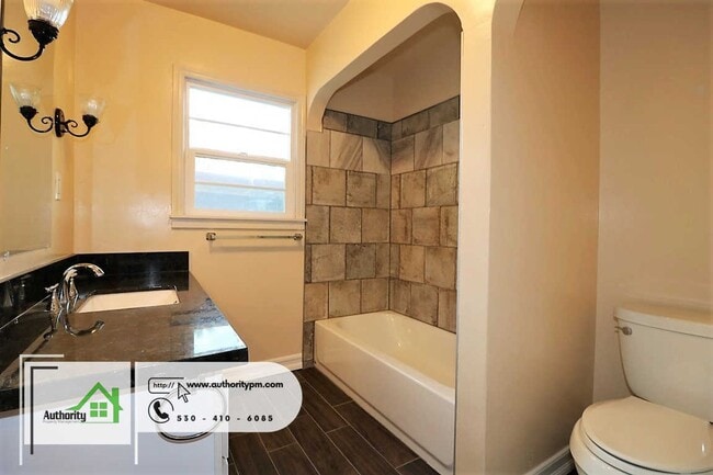 Building Photo - 875 Lakeview Dr