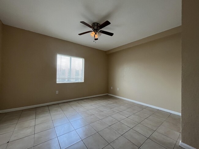 Building Photo - 1133 Golden Lakes Blvd