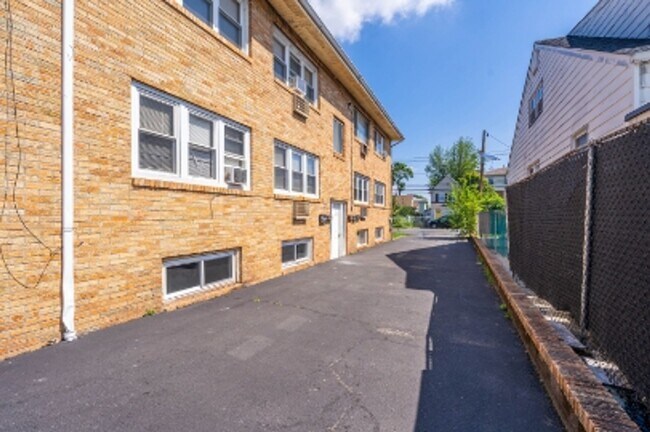 Building Photo - 1213 Roselle St