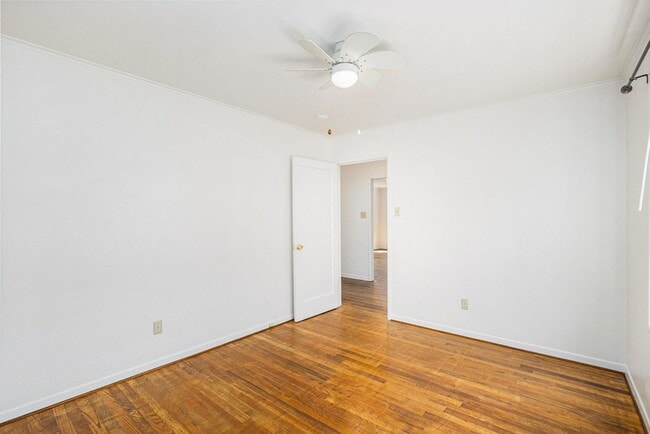 Building Photo - 1542 Bay St. - 2 bedroom | 1 bath | Large backyard