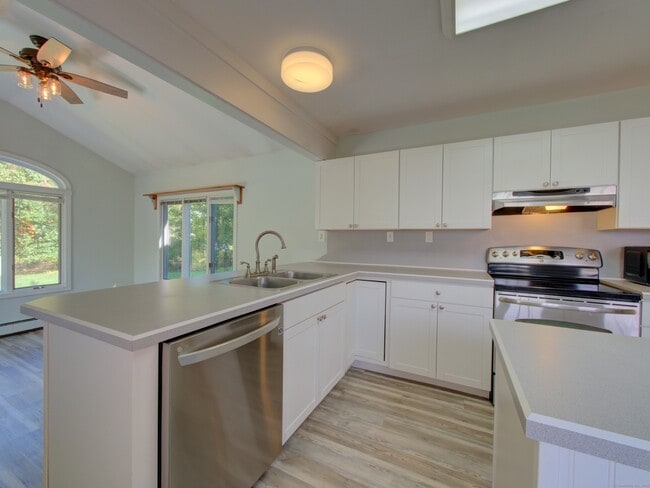 Building Photo - 24 Larchmont Terrace