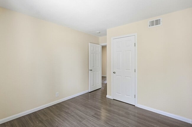 Building Photo - 663 Albion Dr