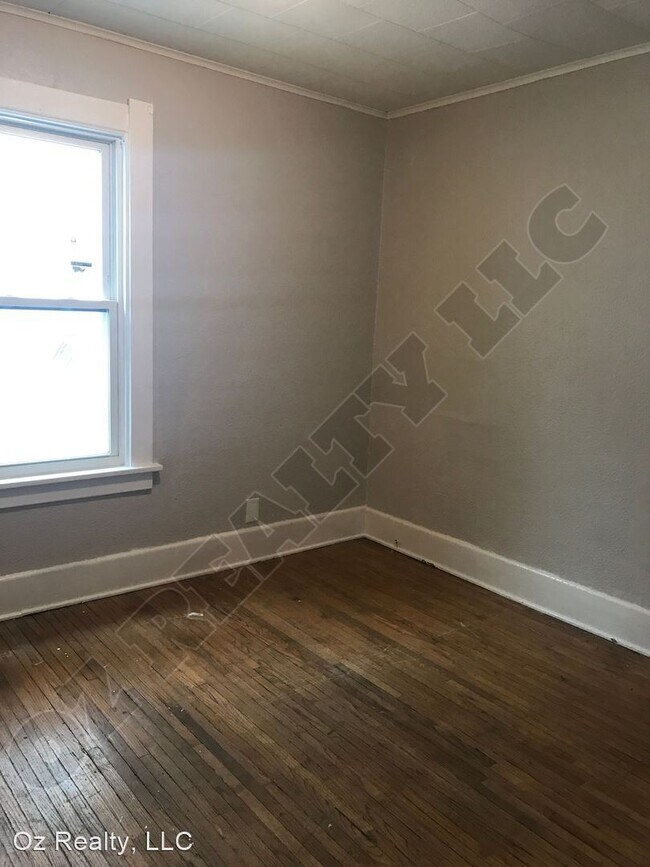 Building Photo - 3 br, 1 bath House - 44 East Lake Street