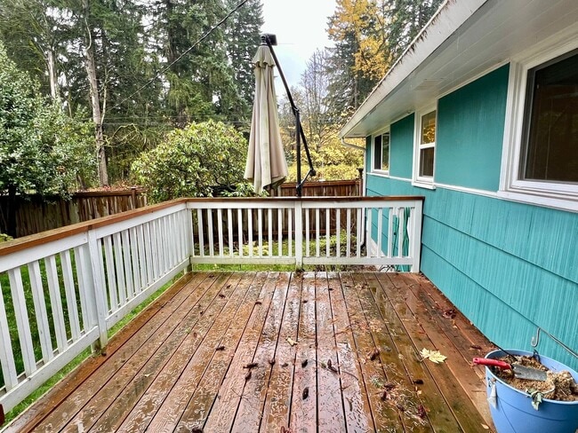 Building Photo - Haller Lake Home