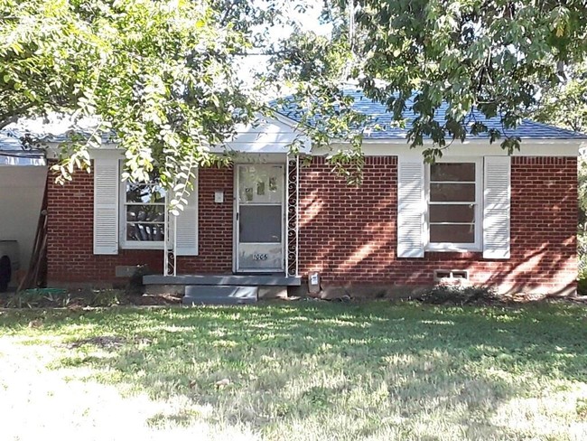 Primary Photo - 1006 L Ave