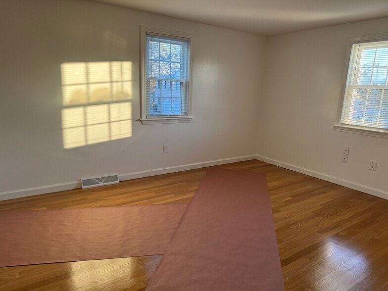 Building Photo - 14 Colonial Rd