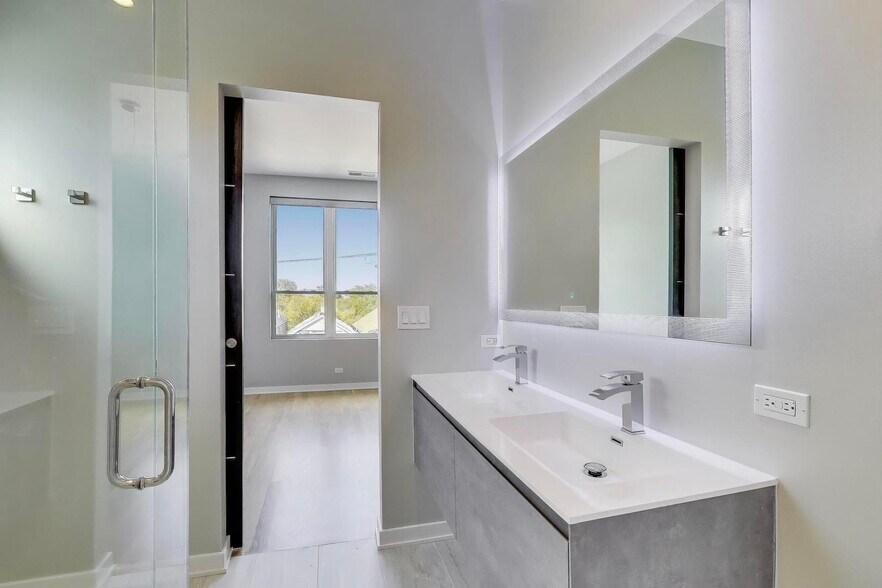 Building Photo - 1708 W Cermak Rd