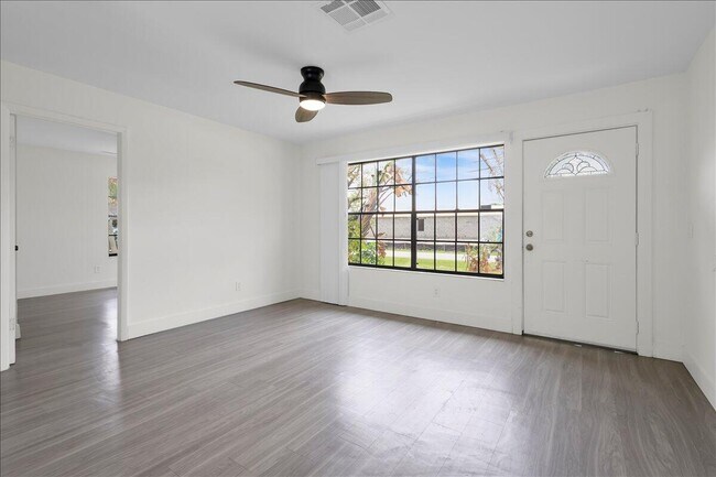 Building Photo - 841 NW Riverside Dr