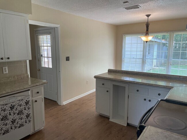 Building Photo - Nice 3/2 with bonus rm in Carriage Hills