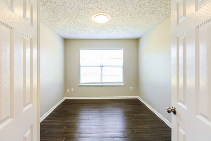 Building Photo - 597 Prosperity Lake Dr