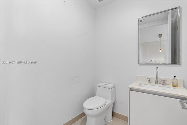 Building Photo - 2831 S Bayshore Dr