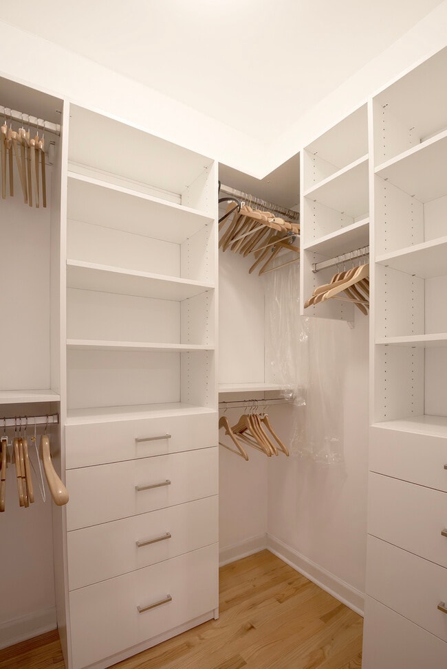 Building Photo - 1216 E Hyde Park Blvd