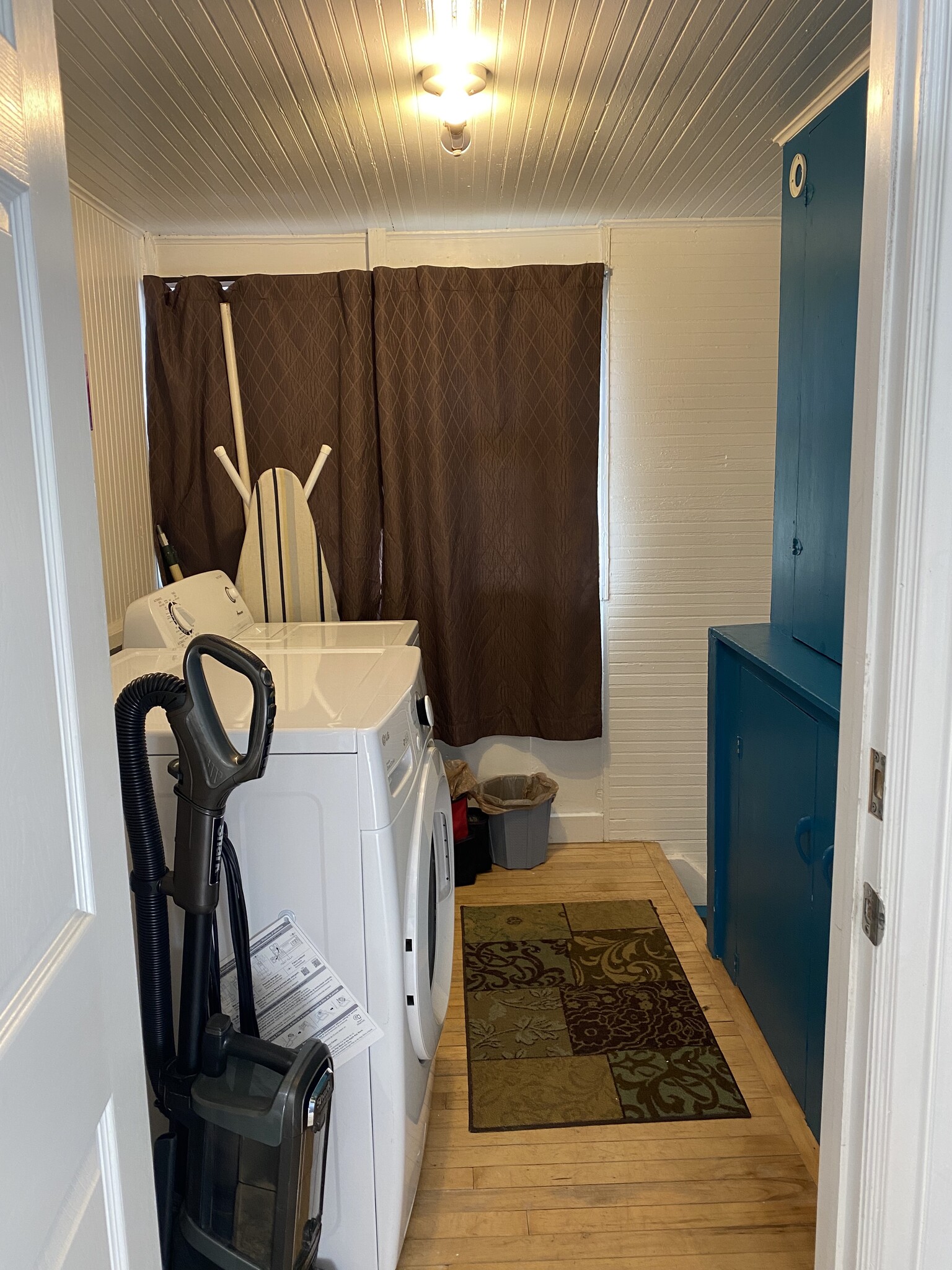 Shared laundry room - 1827 6th Ave