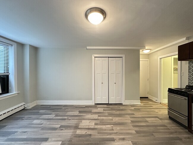 Building Photo - 450 W Wellington Ave