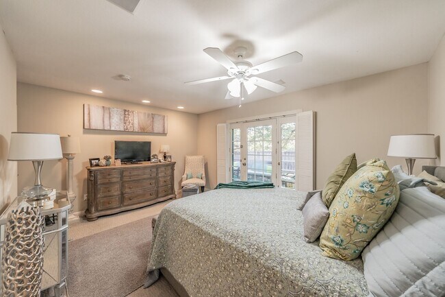 Building Photo - Spacious 3 Bed, 2 Bath Duplex in the Heart...