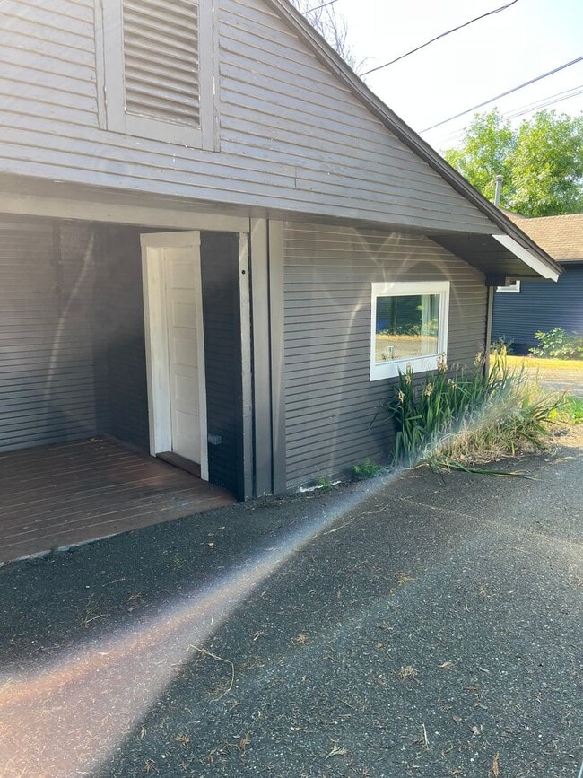 Building Photo - Cute and clean 2 Bedroom 1 Bathroom home in the heart of Roseburg.