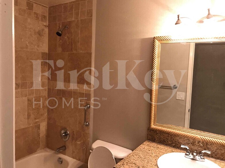 Building Photo - 4841 W Paradise Ln