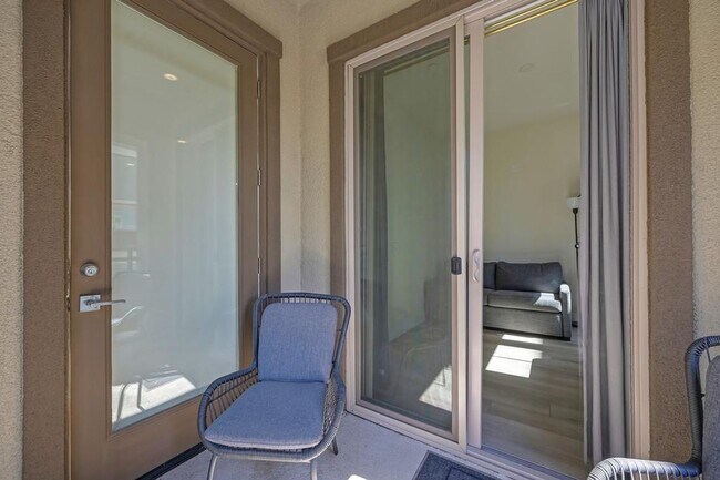 Building Photo - 2 Bed 2 Bath (plus a den) Gala Condo