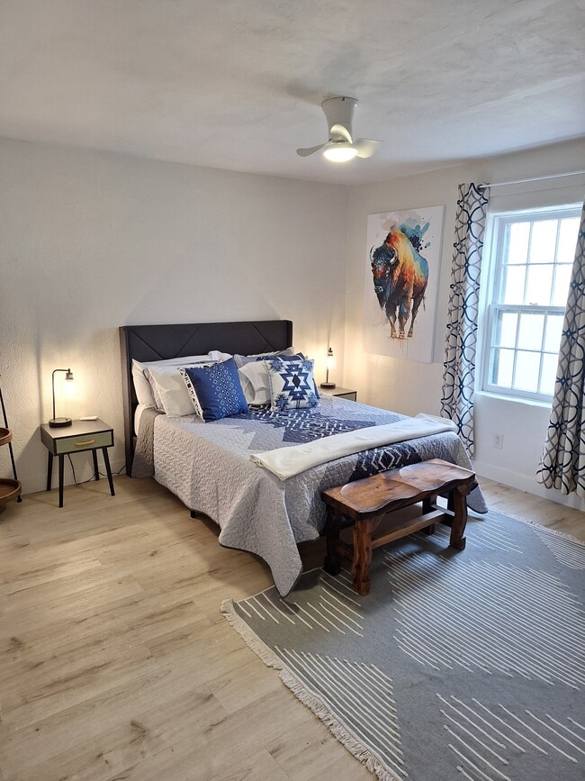 Building Photo - 912 7th St NW