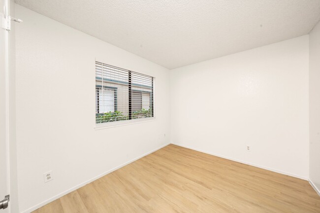 Building Photo - Cozy 2 Bedroom 1 Bath in Gated Community