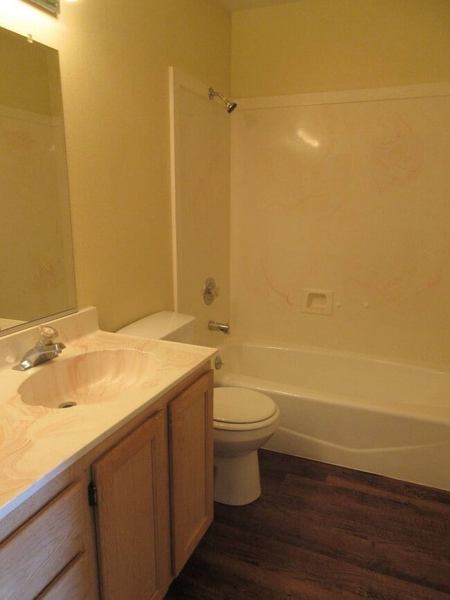 Building Photo - Move-In Bonus -3 bed, 2 bath Twin Home