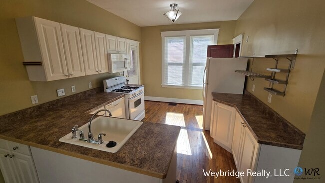 Building Photo - Beautiful 3 Bedroom Home Located in Colleg...