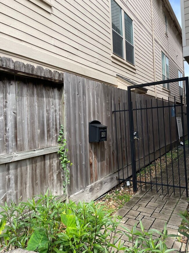 Building Photo - 1211 Marconi St