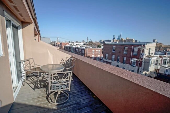 Building Photo - 3-bed, 2-bath GIANT townhouse + GARAGE, BA...