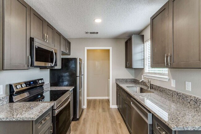 Building Photo - Updated & Conveniently Located 2 Bedroom Apartment in South Fort Worth