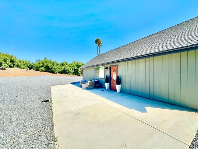 Building Photo - 9431 W Lilac Rd