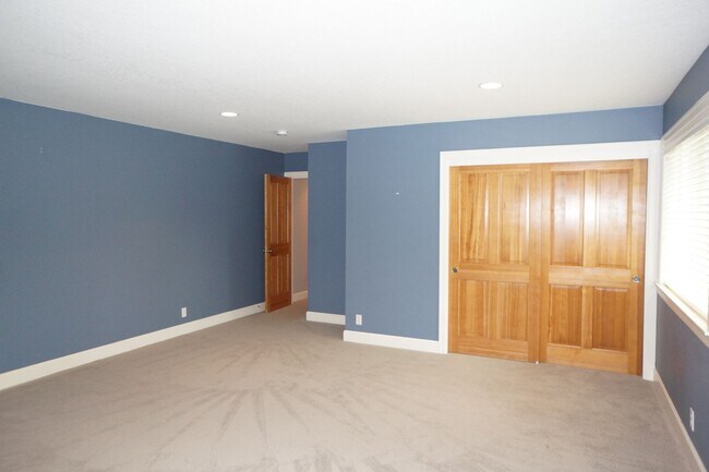 Building Photo - Spectacular NW Portland 4 bedroom with gue...