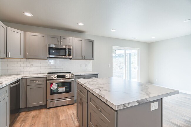 Building Photo - 3 Bed, 2.5 Bath Duplex in Royal City