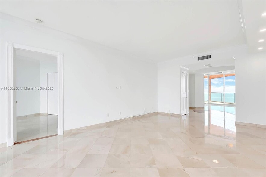 Building Photo - 300 S Pointe Dr