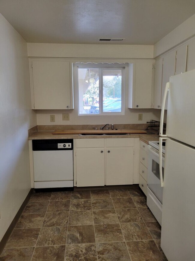 Building Photo - Rent Special: 1/2 Off June's Rent!! Ground Level 1 Bedroom 1 Bath W/ AC
