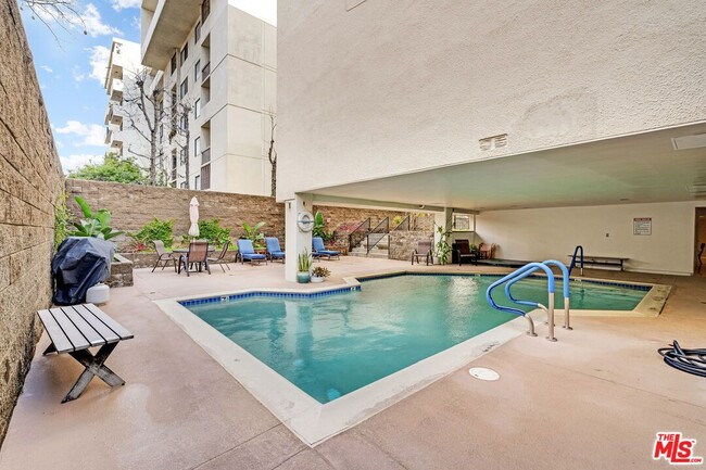 Building Photo - 321 N Oakhurst Dr
