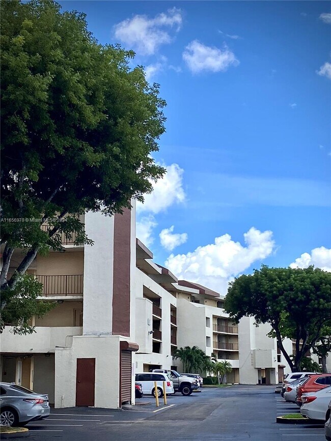 Primary Photo - 8870 Fontainebleau Blvd